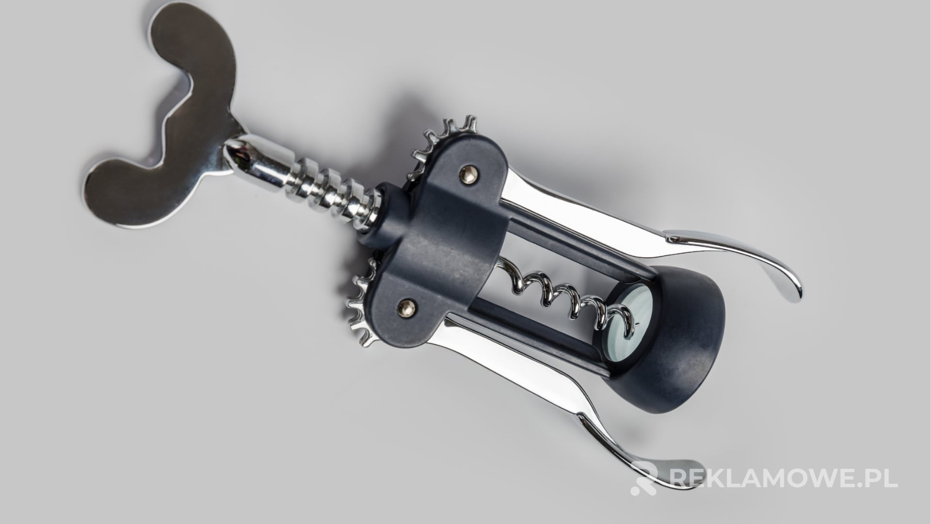 Profesjonalny korkociąg na tle winnych akcesoriów